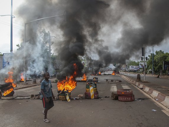 Les troubles de vendredi à Bamako sont considérés comme les plus graves depuis des années. © KEYSTONE/AP/Baba Ahmed