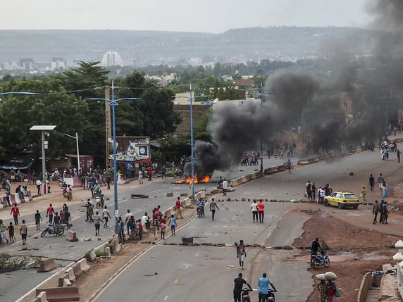 Bamako a connu vendredi sa pire journée de turbulences civiles depuis des années, marquée par au moins trois morts et des attaques contre des symboles aussi éminents du pouvoir que le Parlement et la télévision nationale. © KEYSTONE/AP/Baba Ahmed