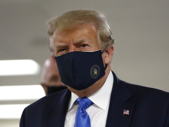 Donald Trump est apparu masqué pour la première fois en public lors de la visite d'un hôpital militaire. © KEYSTONE/AP/Patrick Semansky