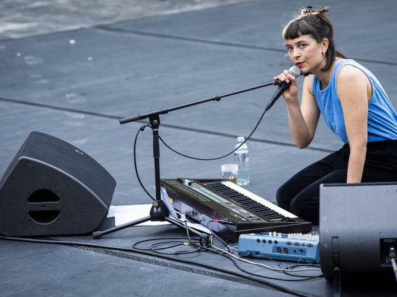 La chanteuse "Léonie Léonie" sur la scène de la Friche du Vallon samedi à Lausanne au Festival "Aux Confins de la Cité". © Keystone/JEAN-CHRISTOPHE BOTT