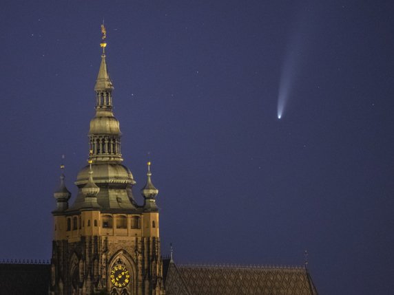 La comète Neowise est visible dans l'hémisphère Nord tout le mois de juillet. Ici, vue depuis Prague. © KEYSTONE/EPA/MARTIN DIVISEK