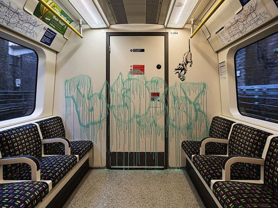 Banksy a récemment peint des rats dans le métro de Londres. Mais des équipes de nettoyage les ont effacés sans savoir qu'il s'agissait d'une oeuvre du célèbre artiste britannique. © KEYSTONE/AP