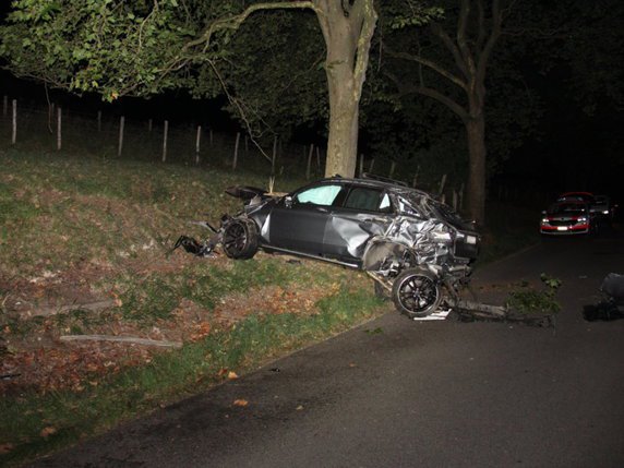 La  voiture a percuté plusieurs arbres. © Police cantonale jurassienne