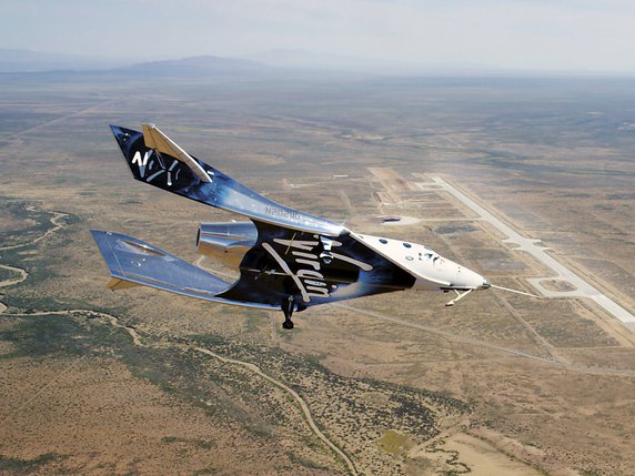 Mi-avion mi-fusée, le vaisseau de Virgin Galactic sera d'abord porté par un avion spécial et largué en altitude (archives). © KEYSTONE/AP/Virgin Galactic
