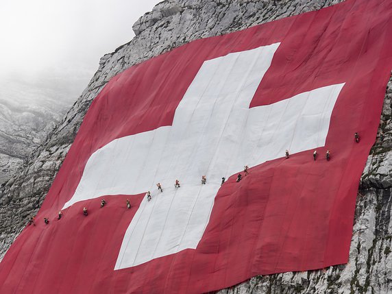 Au Säntis, un immense drapeau suisse a été déployé, comme chaque année. © KEYSTONE/ENNIO LEANZA