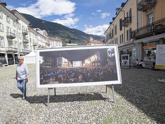 Une exposition de photos remplace les rangées de chaises sur la Piazza Grande à Locarno. © KEYSTONE/Pablo Gianinazzi