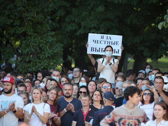 Des partisans de Svetlana Tikhanovskaya brandissent une pancarte réclamant des "élections justes". © KEYSTONE/EPA/TATYANA ZENKOVICH