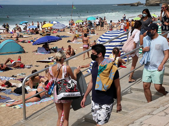 La promiscuité sur les plages, comme ici cette semaine à Biarritz (F) inquiète les autorités. © KEYSTONE/AP/Bob Edme