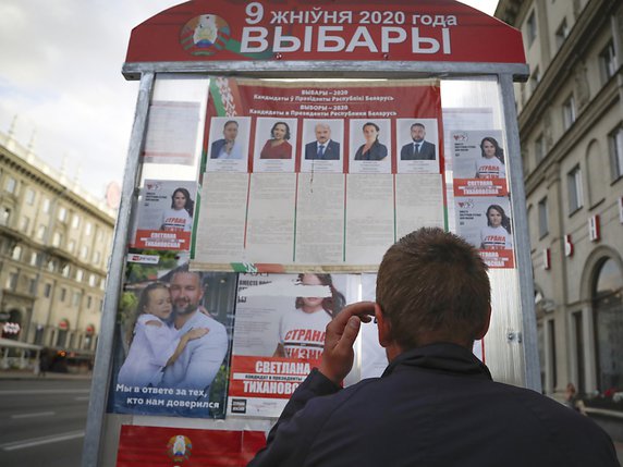 Au total, cinq candidats sont en lice pour la présidentielle bélarusse. © KEYSTONE/AP/Sergei Grits
