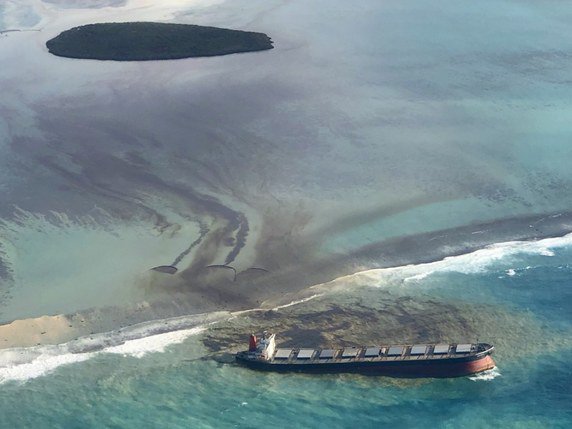 Plus de 1000 des 4000 tonnes de carburant transportées par le Wakashio se sont déjà déversées en mer. © KEYSTONE/AP/Eric Villars