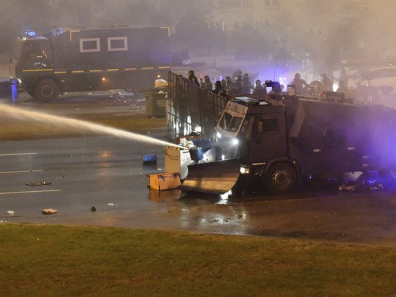 La police a notamment utilisé un canon à eau pour disperser les manifestants à Minsk. © KEYSTONE/AP