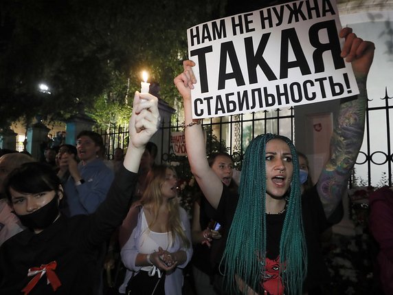 Des citoyens bélarusses protestent devant l'ambassade bélarusse à Moscou. © KEYSTONE/EPA/YURI KOCHETKOV