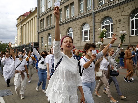 Les forces de sécurité ont au total arrêté quelque 6.000 personnes au Bélarus depuis dimanche, sans que l'on sache combien sont encore détenues. Près de 200 femmes ont organisé une marche de protestation et de solidarité à Minsk. © KEYSTONE/AP