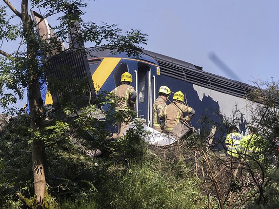 Le déraillement d'un train mercredi matin dans le nord-est de l'Écosse a fait trois morts, dont le conducteur, et six blessés, a indiqué dans un communiqué la police britannique des transports. © KEYSTONE/AP/Derek Ironside