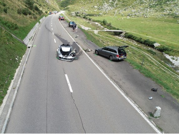 Un accident de la circulation au col du Gothard, lors d'une tentative de dépassement, a causé plusieurs millions de francs de dommages © Kantonspolizei Uri