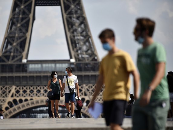 Le port du masque est devenu obligatoire lundi dans certains quartiers très fréquentés de Paris. © KEYSTONE/EPA/Julien de Rosa