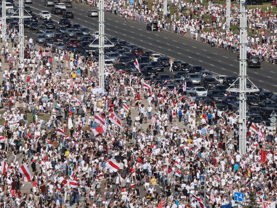 Dimanche, pour ce qui est devenu le plus grand rassemblement d'opposition de l'histoire du pays, plus de 100'000 personnes ont participé à un défilé à Minsk © KEYSTONE/EPA/STR