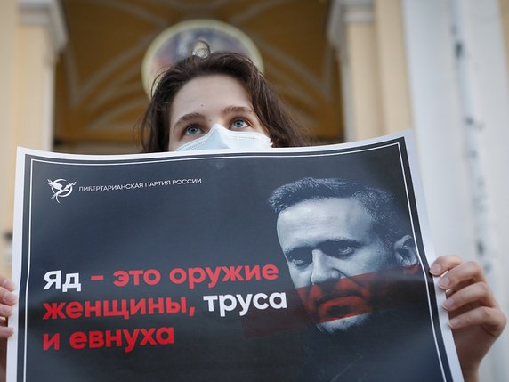 Une manifestante soutient Navalny en brandissant un poster qui dit "le poison est l'arme des femmes, des lâches et des eunuques". © KEYSTONE/AP/Elena Ignatyeva