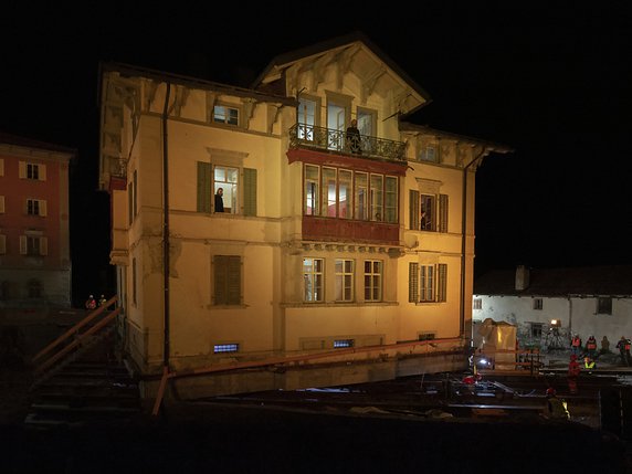 La villa historique du confiseur Jean Jegher a été déplacée de quelques mètres jeudi soir, avec un spectacle son et lumière. © KEYSTONE/GIAN EHRENZELLER