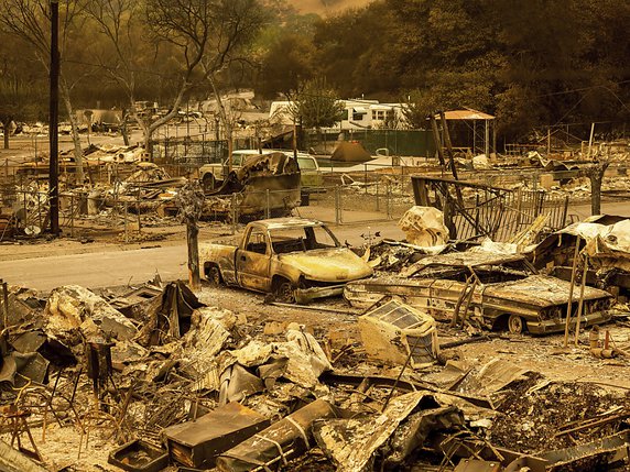 Une centaine de maisons ont été détruites par les flammes, comme ici dans le comté de Napa. Les incendies menacent désormais plus de 30'000 bâtiments. © KEYSTONE/AP/Noah Berger