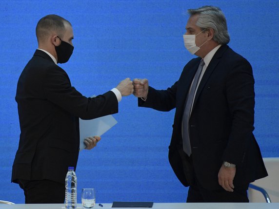 Le président argentin Alberto Fernandez (à droite) et le ministre de l'économie Martin Guzman ont annoncé qu'un accord pour restructurer 99% de la dette sous législation étrangère avait été trouvé. © KEYSTONE/AP/Juan Mabromata