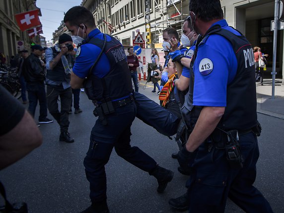 Des heurts ont éclaté en cours de soirée avec la police (archives). © KEYSTONE/ANTHONY ANEX