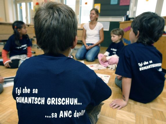 Fonds supplémentaires en vue pour encourager le romanche (image symbolique). © KEYSTONE/ARNO BALZARINI