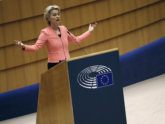 Ursula von der Leyen, qui a fait du Pacte Vert un pilier de son mandat, a annoncé qu'elle entendait rehausser l'objectif de réduction des émissions de gaz à effet de serre de l'UE pour 2030, actuellement fixé à -40% par rapport au niveau de 1990, à -55%. © KEYSTONE/AP/Francisco Seco