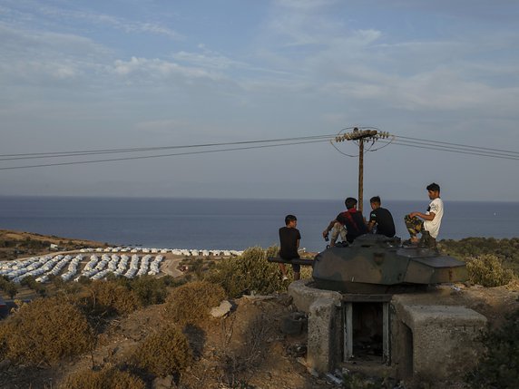L'ONU et ses partenaires ont déjà entamé le réaménagement d'un nouveau site pour accueillir les migrants arrivés sur l'île de Lesbos en Grèce. © KEYSTONE/AP/Petros Giannakouris