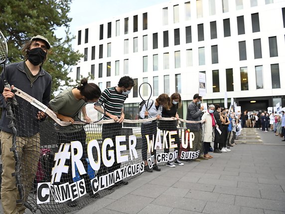 Les 12 militants du climat jugés en appel à Renens ont été accueillis par une septantaine de sympathisants mardi matin devant le tribunal. © KEYSTONE/LAURENT GILLIERON