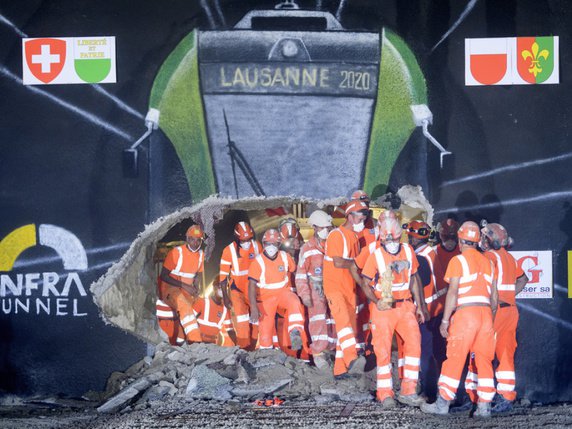 Il aura fallu un an et neuf mois aux haveuses pour creuser la molasse d'une galerie longue de 1,3 km et de 15 mètres de large entre Prilly et Lausanne. Le tunnel du LEB a été percé mardi après-midi. © Keystone/LAURENT GILLIERON