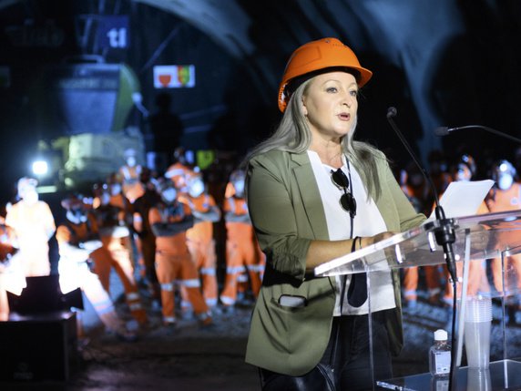 Présente lors de la cérémonie du percement du tunnel, la présidente du Conseil d'Etat vaudois, Nuria Gorrite, a remercié les ouvriers qui ont oeuvré sur un chantier "particulièrement difficile, mais indispensable pour achever la transformation du LEB en véritable RER". © Keystone/LAURENT GILLIERON