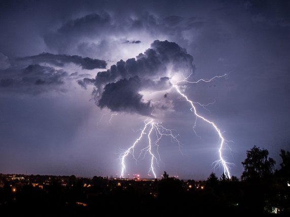 La foudre a frappé un poteau d'éclairage avant de se répandre sur le terrain (image d'illustration). © KEYSTONE/AP dpa/FLORIAN GAERTNER