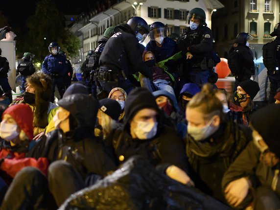 La police évacue des manifestants qui campent sur la Place fédérale. © KEYSTONE/AP/Anthony Anex