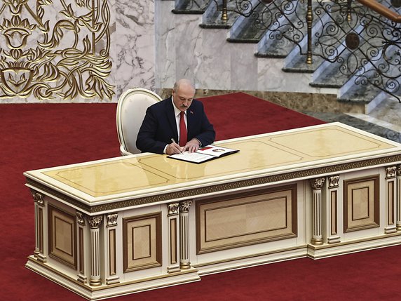 Alexandre Loukachenko a été investi président en catimini mercredi. © KEYSTONE/AP/Sergei Sheleg