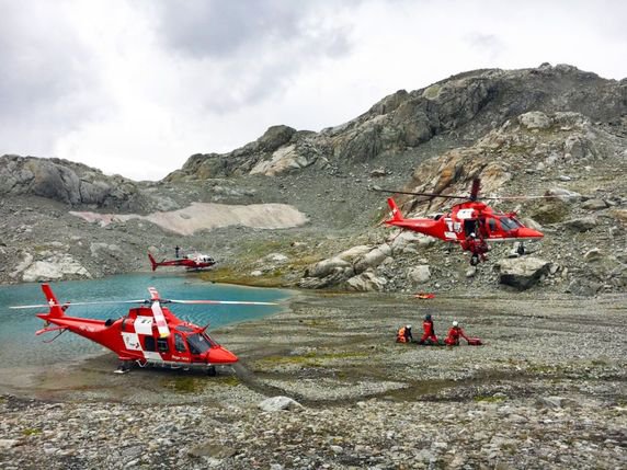 Au total, trois hélicoptères de sauvetage, un hélicoptère de transport et cinq sauveteurs en montagne ont été déployés pour secourir les trois blessés graves sur le glacier de l'Obertal dans le canton de Berne. © Rettungsflugwacht Rega