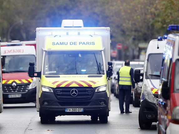 Une ambulance près des anciens locaux de l'hebdomadaire satirique "Charlie Hebdo" à Paris, lieu d'une nouvelle attaque vendredi. © KEYSTONE/AP/Thibault Camus