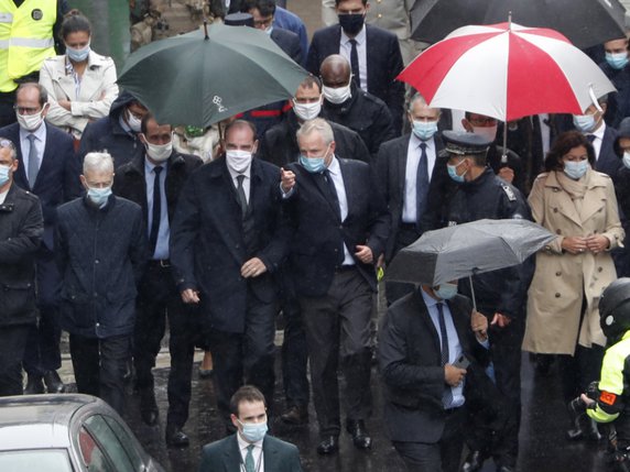 Le premier ministre Jean Castex arrive sur les lieux de l'attaque © KEYSTONE/AP/Thibault Camus