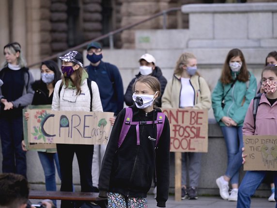 Entourée d'une dizaine de militants, la jeune fille de 17 ans a appelé à "renforcer la pression sur les personnes au pouvoir". "Nous devons traiter la crise climatique comme une crise, c'est aussi simple que cela", a-t-elle martelé, © KEYSTONE/EPA/Janerik Henriksson