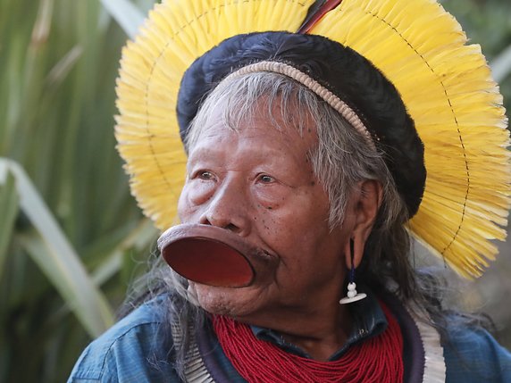 Le cacique brésilien Raoni Matuktire est un des défenseurs les plus emblématiques de la forêt amazonienne (archives). © KEYSTONE/EPA/GUILLAUME HORCAJUELO