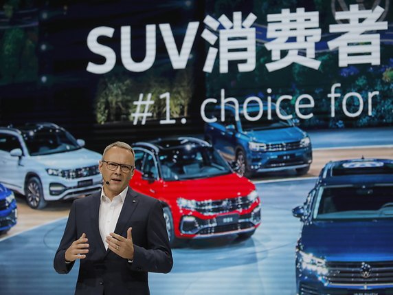 VW, ici le patron pour la Chine Stephan Woellenstein, veut investir 15 milliards d'euros supplémentaires dans l'Empire du milieu pour développer ses modèles de voitures électriques (archives). © KEYSTONE/EPA/WU HONG