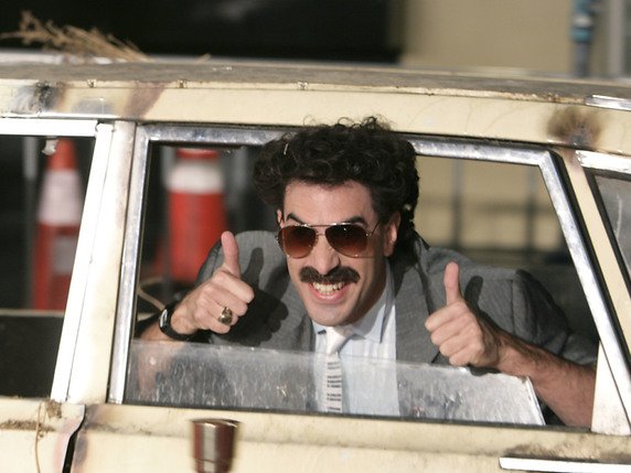Dans "Borat", Sacha Baron Cohen se faisait passer pour un journaliste kazakh nigaud et arriéré mais grand admirateur des Etats-Unis, qui entreprend de tourner un documentaire sur ce pays (archives). © KEYSTONE/AP/Matt Sayles