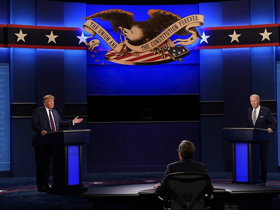 Donald Trump (à gauche) et Joe Biden se sont écharpés dans un premier débat télévisé modéré par le journaliste de Fox News Chris Wallace. © KEYSTONE/AP/Patrick Semansky