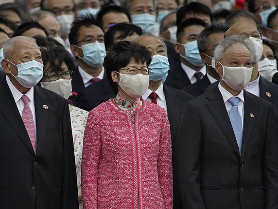 "Au cours des derniers mois, un fait incontestable pour tout le monde est que notre société est à nouveau en paix", a déclaré la cheffe de l'exécutif Hongkongais, Carrie Lam (au centre), dans son discours à l'occasion de la fête nationale chinoise. © KEYSTONE/AP/Vincent Yu