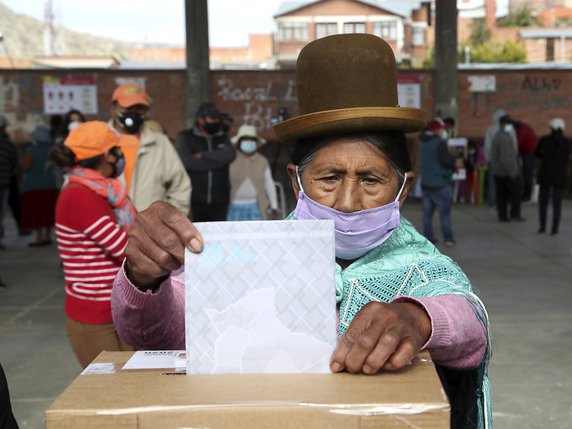 Les Boliviens doivent choisir entre six candidats à la présidence de leur pays. Ils doivent aussi  élire leur vice-président et renouveler l'ensemble du Parlement. © KEYSTONE/AP/Martin Mejia