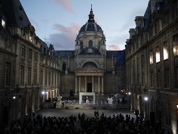 Un hommage national a été rendu dans la cour de l'université de la Sorbonne à l'enseignant assassiné. © Keystone/EPA/Francois Mori / POOL