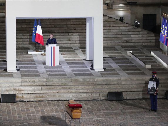 Emmanuel Macron s'est exprimé en présence de 400 invités dans la cour de la Sorbonne. © KEYSTONE/EPA/Francois Mori / POOL