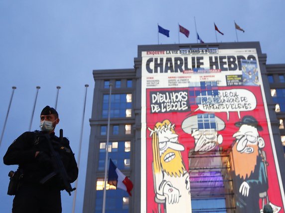 Des caricatures de Charlie Hebdo vilipendant les religions ont été projetées sur les façades des bâtiments officiels à Montpellier. © KEYSTONE/EPA/GUILLAUME HORCAJUELO