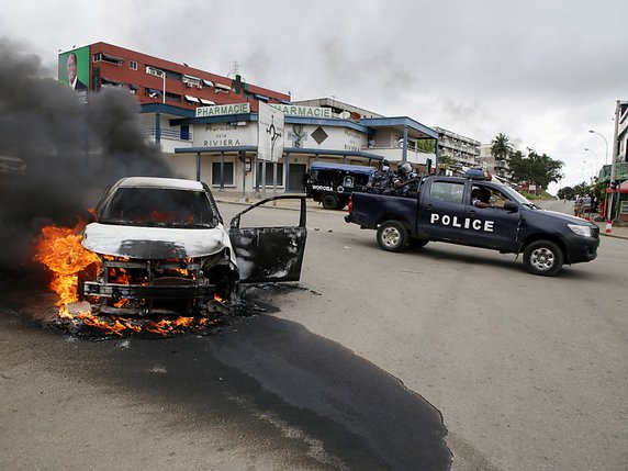 La Côte d'Ivoire est sous tension à l'approche de l'élection présidentielle: une voiture est incendiée lors d'une protestation de l'opposition à Abidjan (image d'illustration). © KEYSTONE/EPA/LEGNAN KOULA