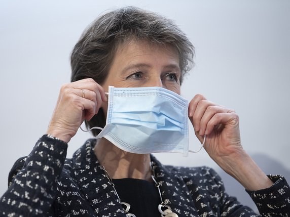 La présidente de la Confédération Simonetta Sommaruga apporte son soutien à la campagne de récolte de dons menée par la Chaîne du Bonheur afin d'aider des victimes de la pandémie à l'étranger. © KEYSTONE/MARCEL BIERI